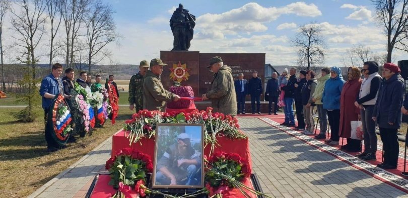«Вечная память и вечная слава Герою»: в Башкирии простились с погибшим в СВО младшим сержантом Александром Севриным