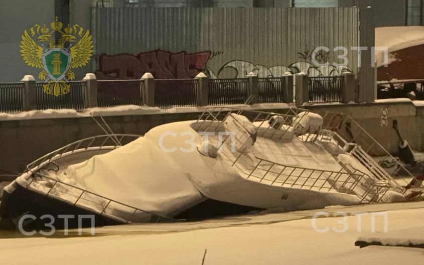В Санкт-Петербурге проводят проверку после частичного затопления судна