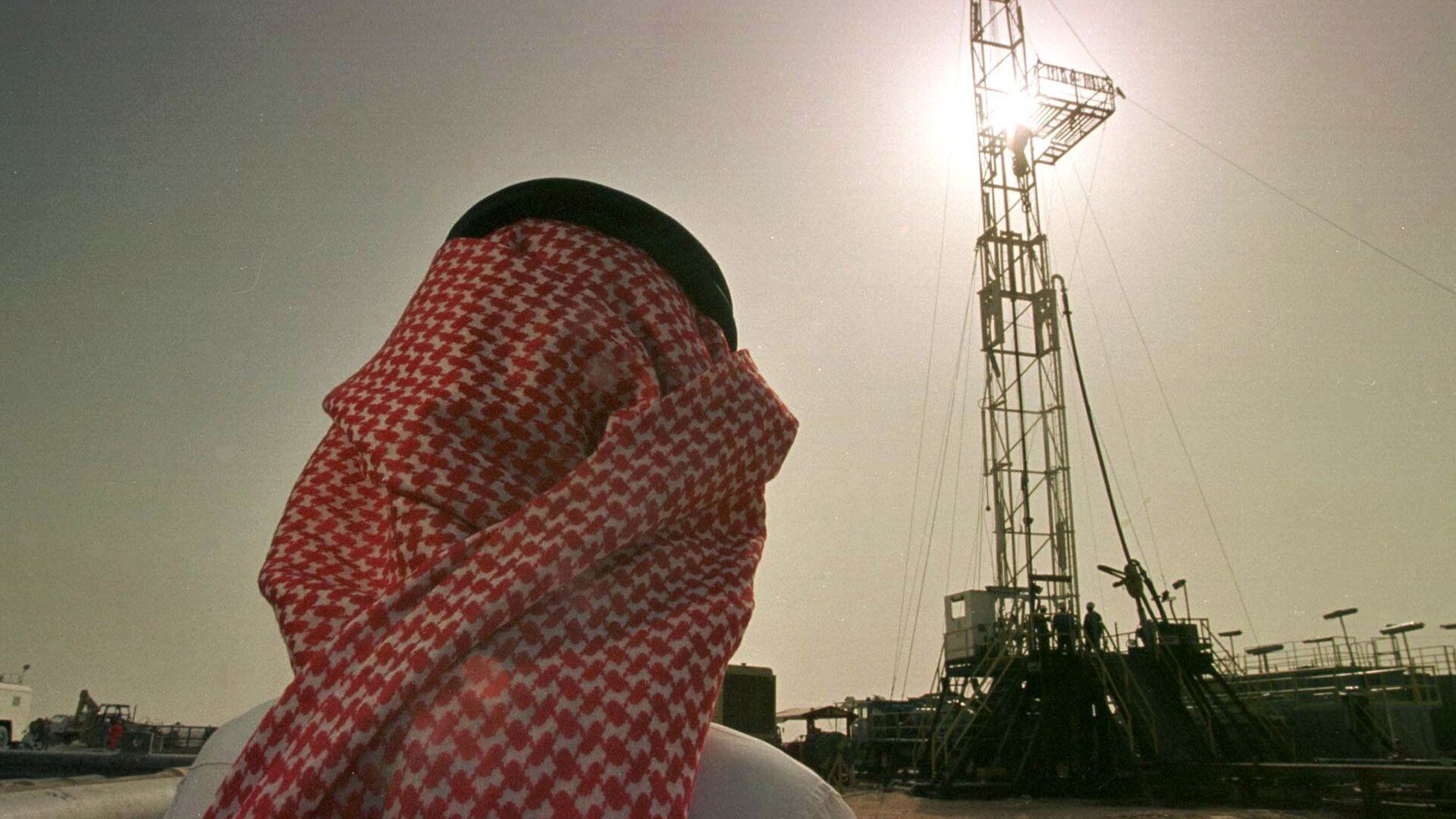 Cотрудник саудовской нефтяной компании Aramco на нефтяном месторождении Аль-Хаута, Саудовская Аравия - Sputnik Азербайджан, 1920, 26.11.2024