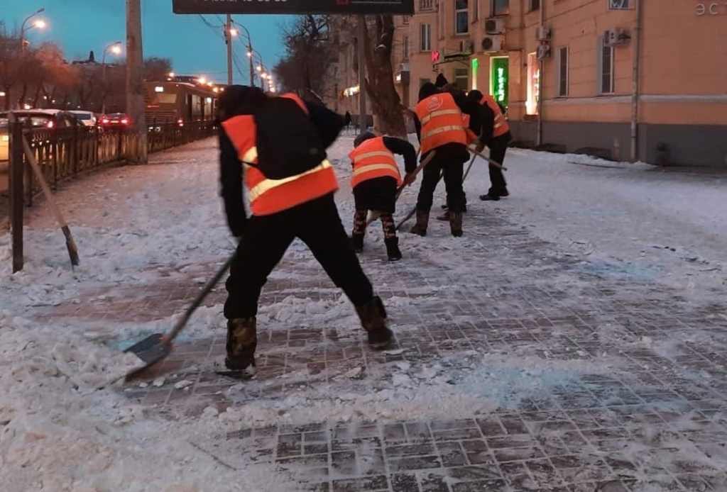 В Астрахани коммунальщики продолжают уборку наледи и снега