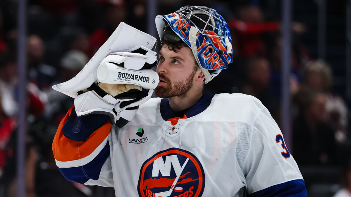 Российский вратарь Сорокин вышел на третье место в истории «Айлендерс» по количеству побед