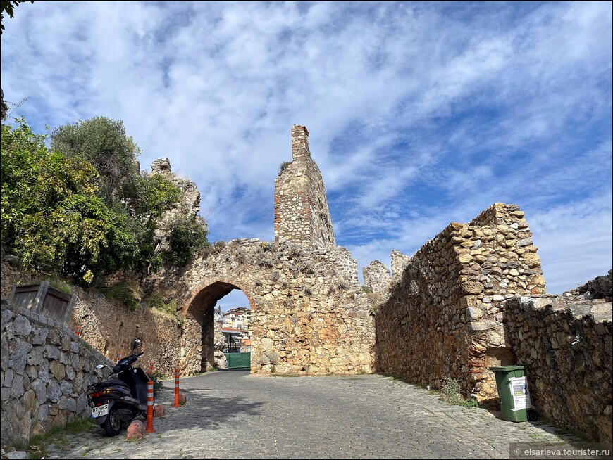 Аланья в ноябре. Пещера Дамлаташ. Красная башня. Судоверфь Терсане.