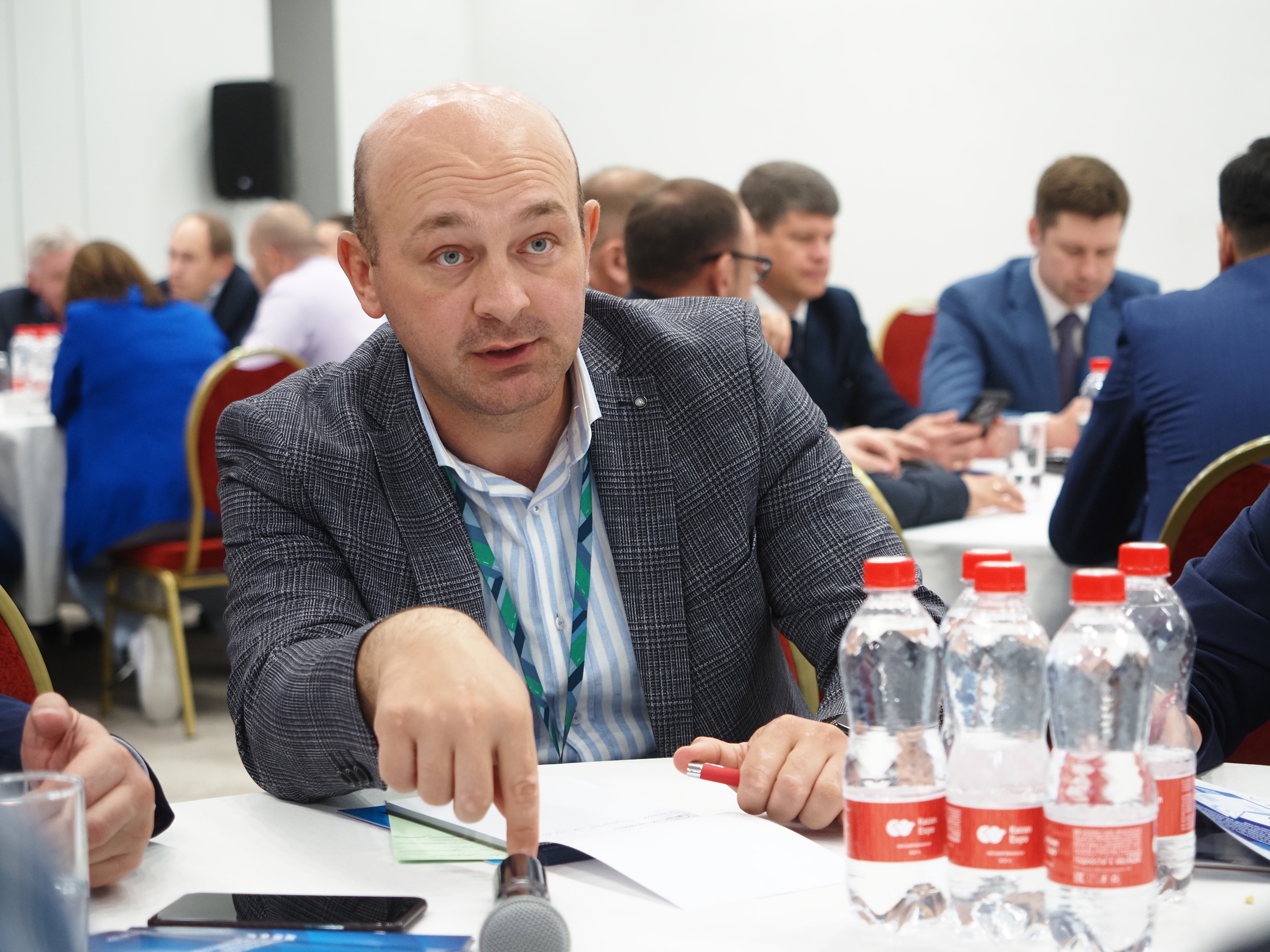 Выкопанный ров. Собственник дороги. Собственник дороги. Ров ров корни. Хозяин дороги.