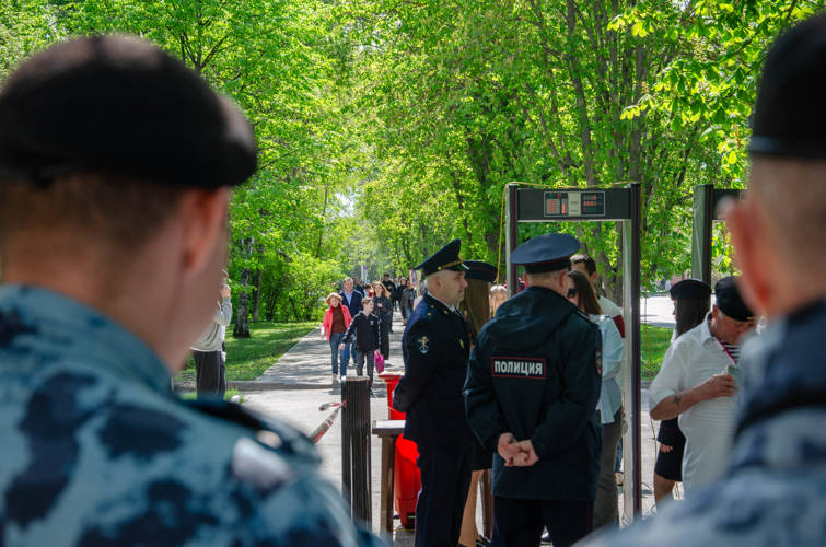 Как росгвардейцы обеспечили охрану общественного порядка в День Победы в Пензе — смотрите в нашем видео