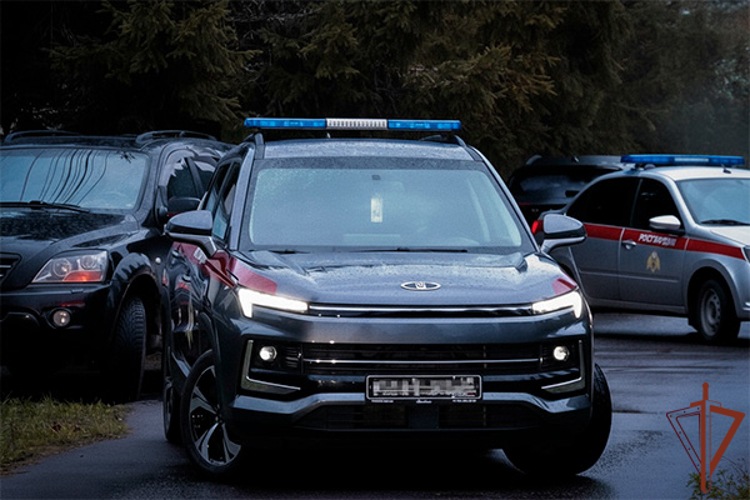 Росгвардейцы задержали дебошира на территории школы в Москве (видео)