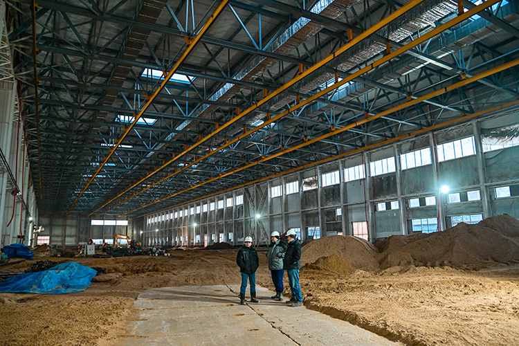 «Ни один губернатор не может спокойно смотреть на то, что у него был серийный завод, выпускал самолеты, а теперь не будет, поэтому ОАК приходится держать производственные возможности, превышающие масштаб производства»