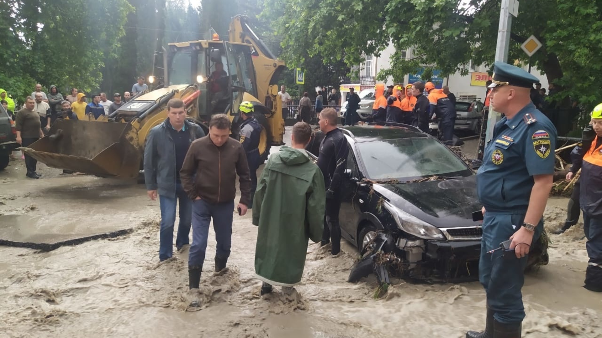 Какая на сегодняшний день обстановка в крыму. Ялта последствия потопа. Ликвидация ЧС В Ялте. Ураган фото.