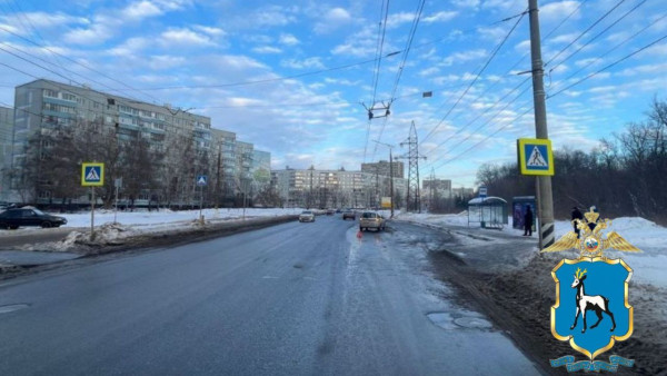 На пешеходном переходе в Самарской области LADA сбила мужчину с ребёнком