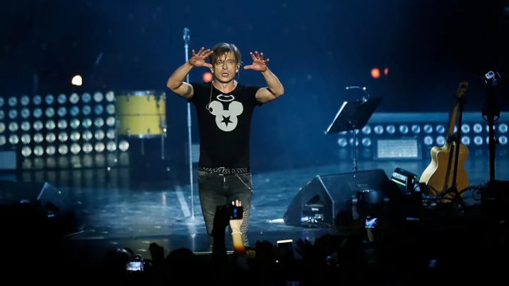 Олигархи заводят карманных певцов. Сколько стоит Лёва* из Би-2?