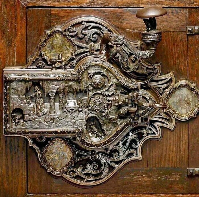 1. Великолепный дверной замок ручной работы, изготовленный Фрэнком Коралевски в 1911 году с использованием золота, серебра и бронзы
