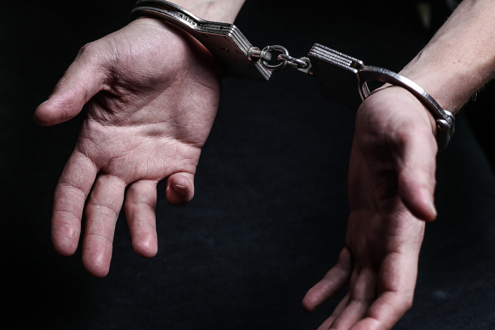 приостановили уголовное преступление. приостановили уголовное преступление. мошенник за решеткой. потерпевший и обвиняемый в уголовном процессе. основания приостановления производства по делу.