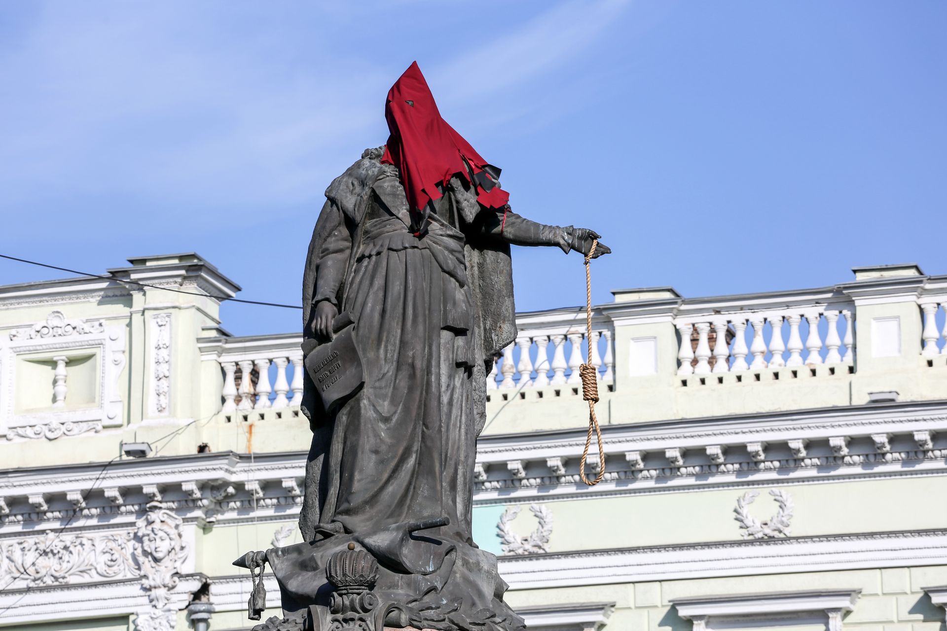 В одессе снесли памятник екатерине. Памятник Екатерине 2 в Одессе снесли. Памятник Екатерине 2 в Одессе. Памятник Елизавете 2 в Одессе. Памятник Екатерине с нотой.