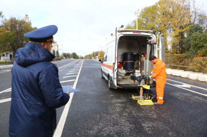 Лабораторный контроль на дорогах: специалисты ОАТИ продолжают проверки качества дорожного полотна в Москве 