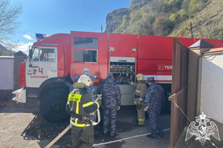 Совместное занятие сотрудников Росгвардии и МЧС прошло в Карачаевске