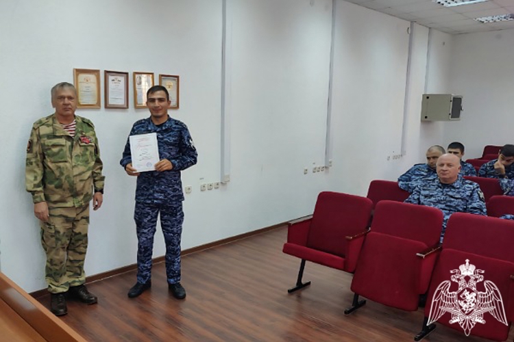 В Карачаево-Черкесии ветераны Росгвардии поздравили сотрудников вневедомственной охраны с профессиональным праздником