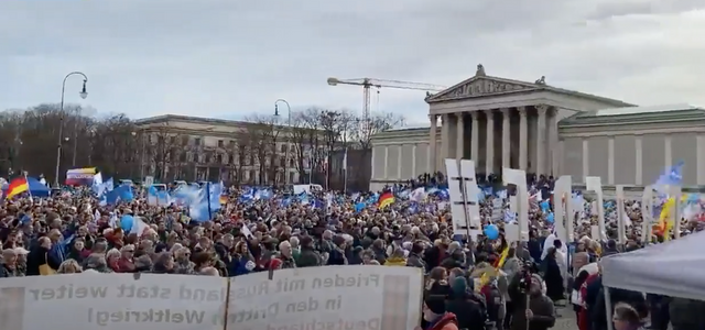 Люди вышли на демонстрацию за мир и против дальнейшей эскалации конфликта на Украине