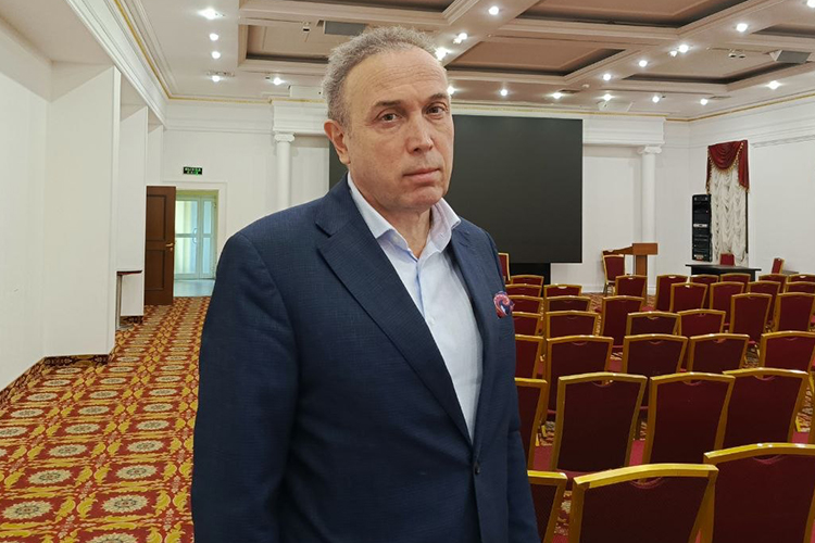 «Профессор Якупов — ключевая фигура по расстройствам сна, блестящий сомнолог», — говорят наши источники