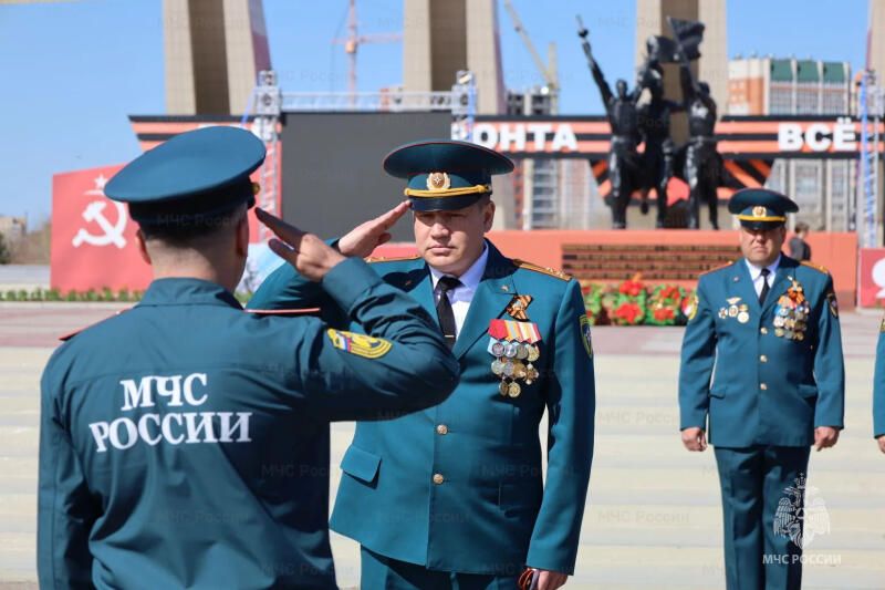 Сотрудники МЧС Забайкалья возложили цветы к Вечному огню