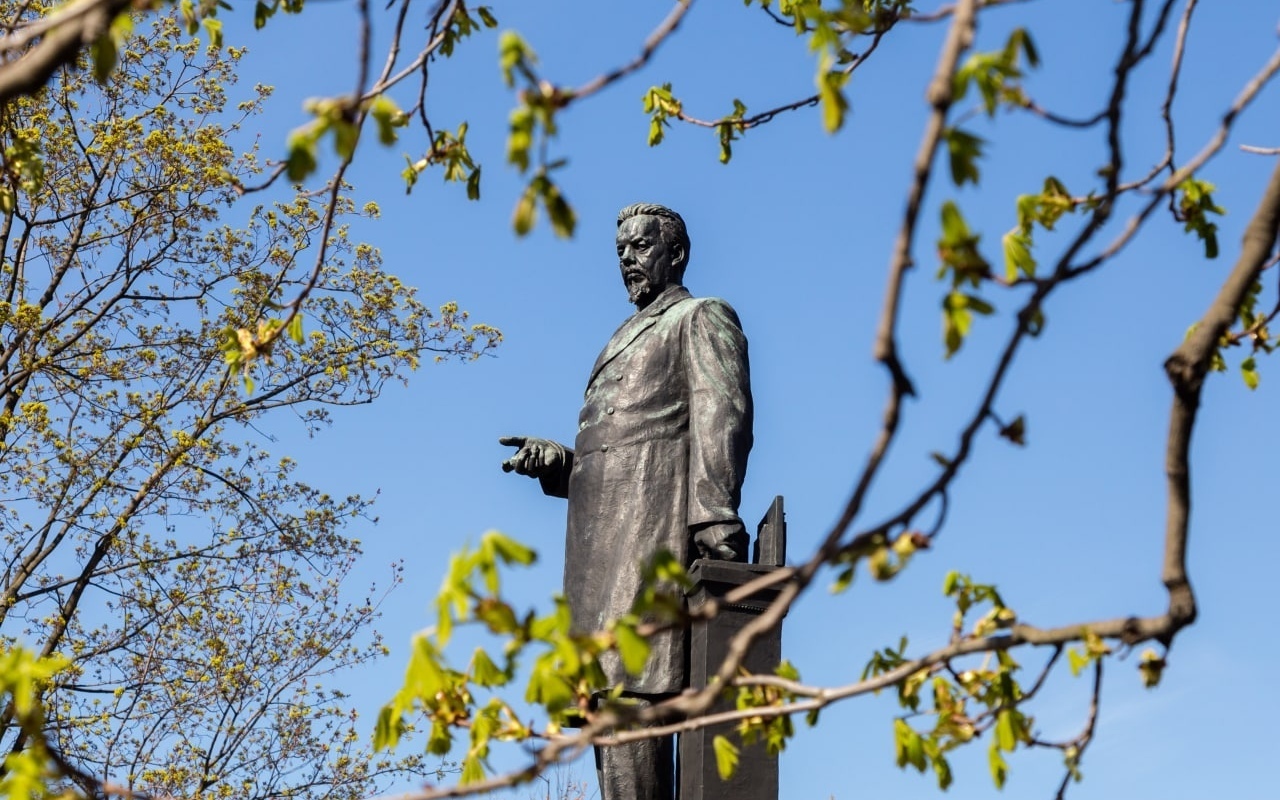 Петербуржцы отметят День радио церемонией у памятника изобретателю радио А.С. Попову