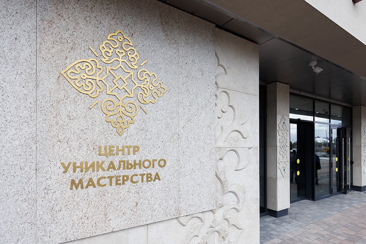 «Казань давно нуждалась в площадке, которая соберет мастеров, народные промыслы и современную культуру в одном месте. И в этом большой потенциал — создать полноценную культурную институцию, чтобы ЦУМ стал не только местом продаж, но и центром исследования, переосмысления и современного производства»