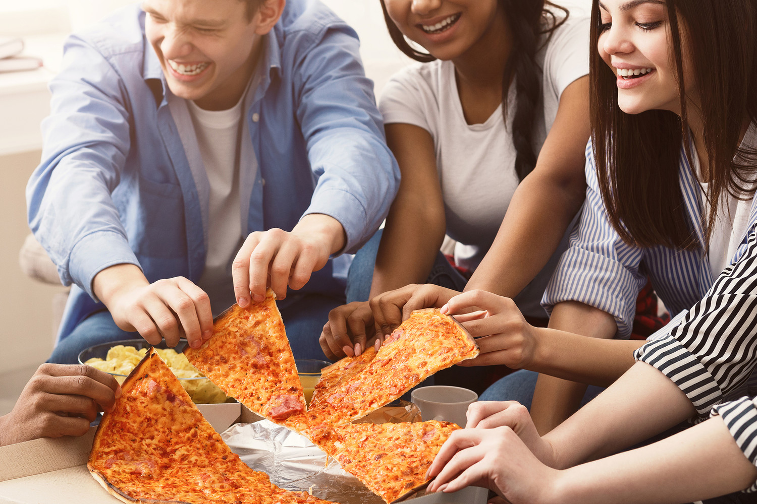 Человек делающий пиццу. Посиделки с друзьями и пицца. Где придумали пиццу. Красивая девушка на пиццу с друзьями. Ученый ест пиццу.