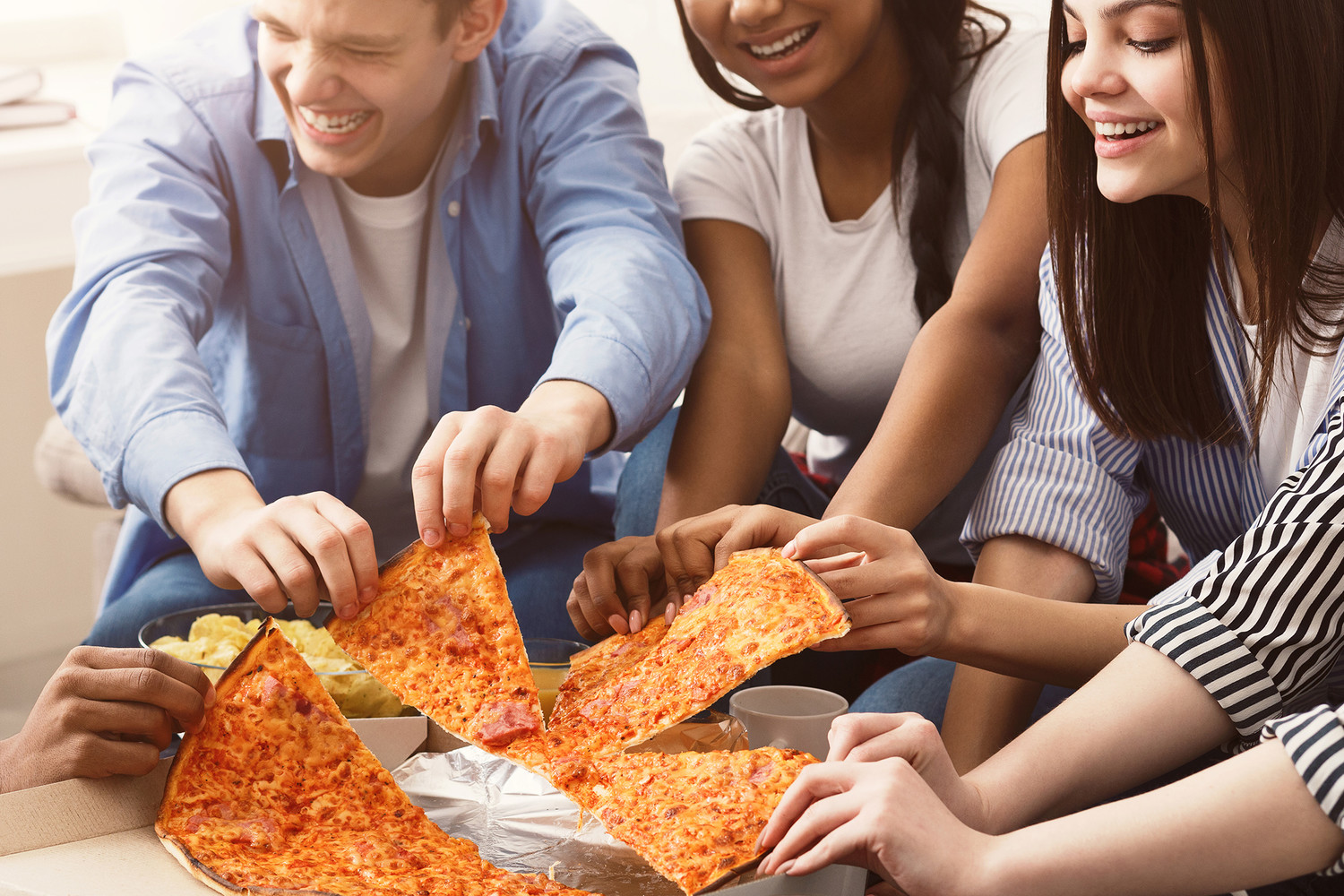 Take a slice best part. Посиделки с друзьями и пицца. Плохое питание. Где придумали пиццу. Школьники едят пиццу в кафе красивые фото