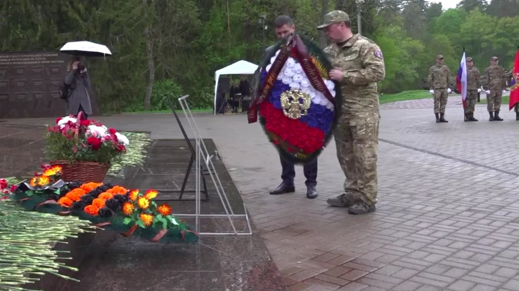 Под Брянском члены ЛДПР 9 Мая возложили венки и цветы на Партизанской поляне
