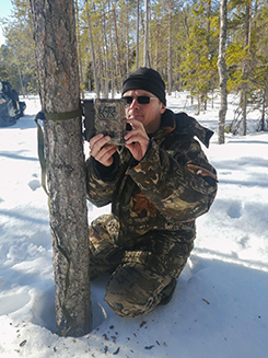 Старший научный сотрудник ИБ КарНЦ РАН Данила Панченко проверяет фотоловушку