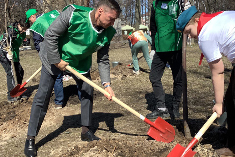 Немало внимания Азат Ильдусович уделял и проекту «Эковесна», главная цель которого заключается в выявлении лучших общественных экологических инициатив и активных борцов за чистоту в республике
