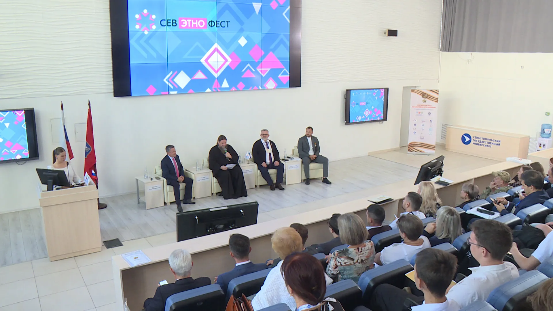 В Севастополе стартовал «Севэтнофест»></div><div class=