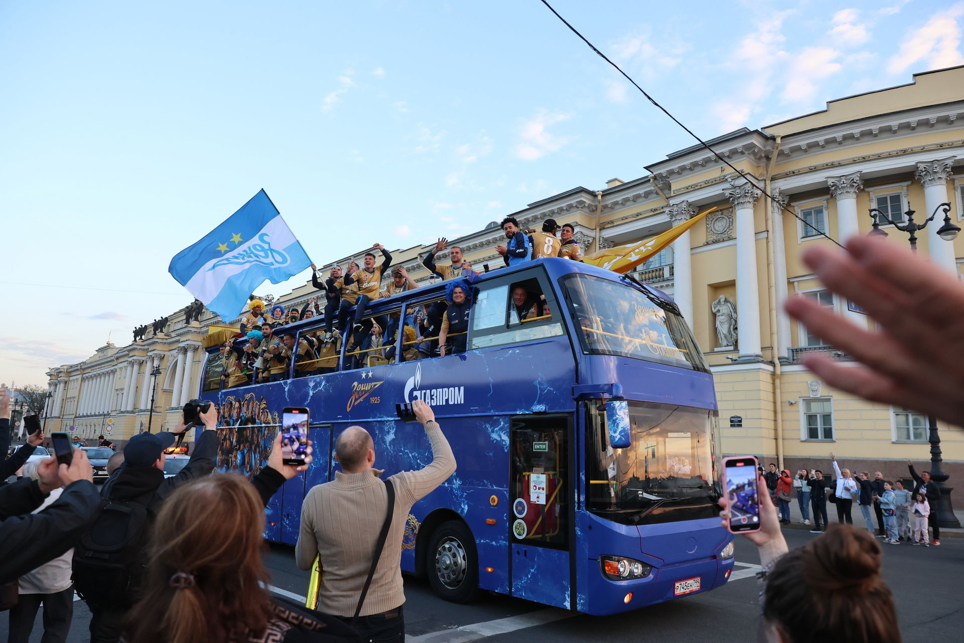 Болельщики зенита. Зенит чемпионский парад 2023. Золотой автобус зенита. Автобус зенита внутри. Золотой автобус зенита.