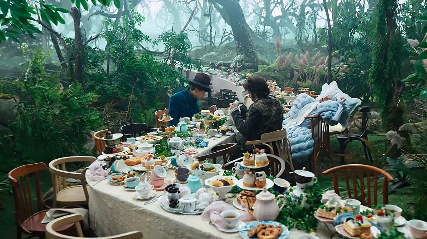 «Алиса в Стране чудес» идёт на миллиард: рецензия на российскую экранизацию Кэрролла