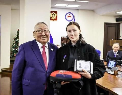 «Проявили мужество при спасении людей»: в Якутии наградили юных героев