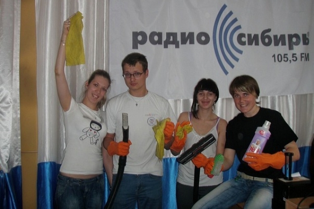 Сотрудники радиостанции во время генеральной уборки. Анна Кикина - крайняя справа.