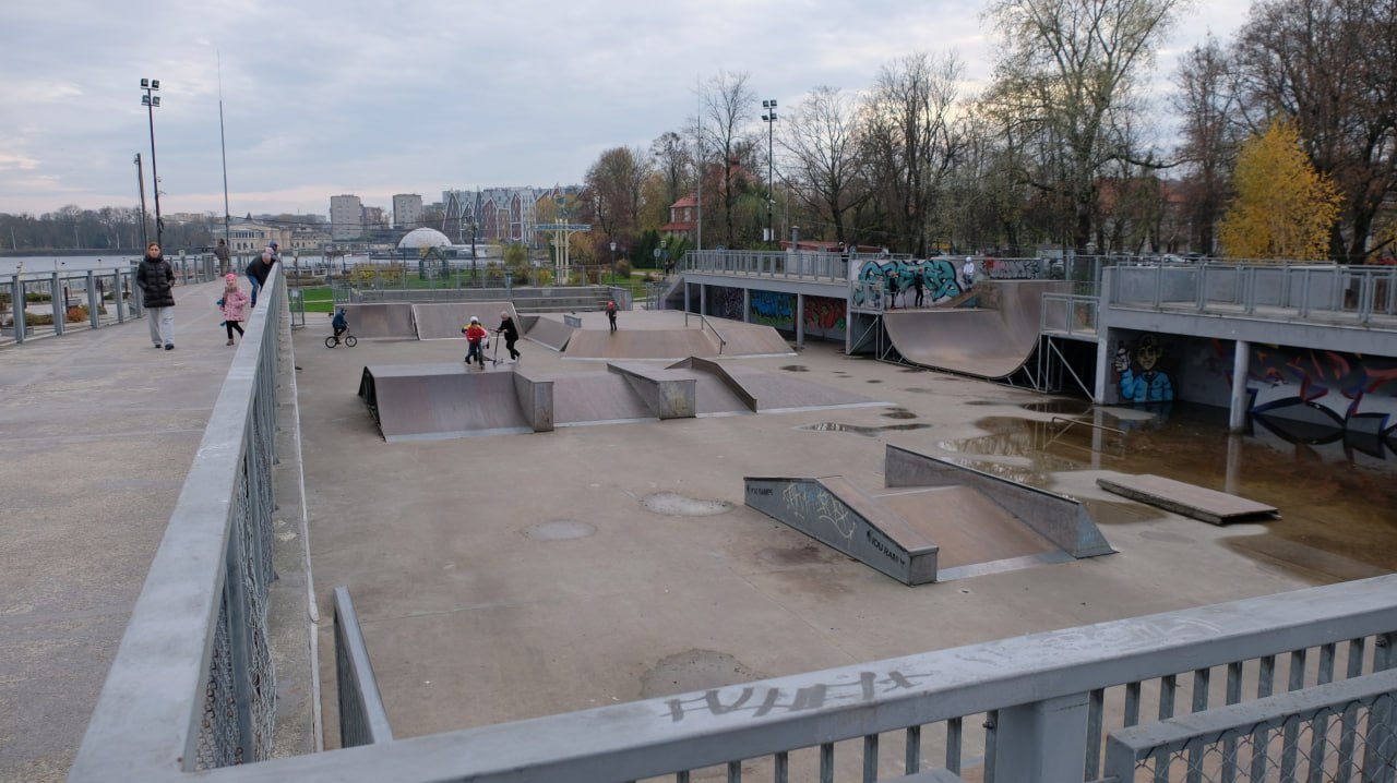 площадка под мостом