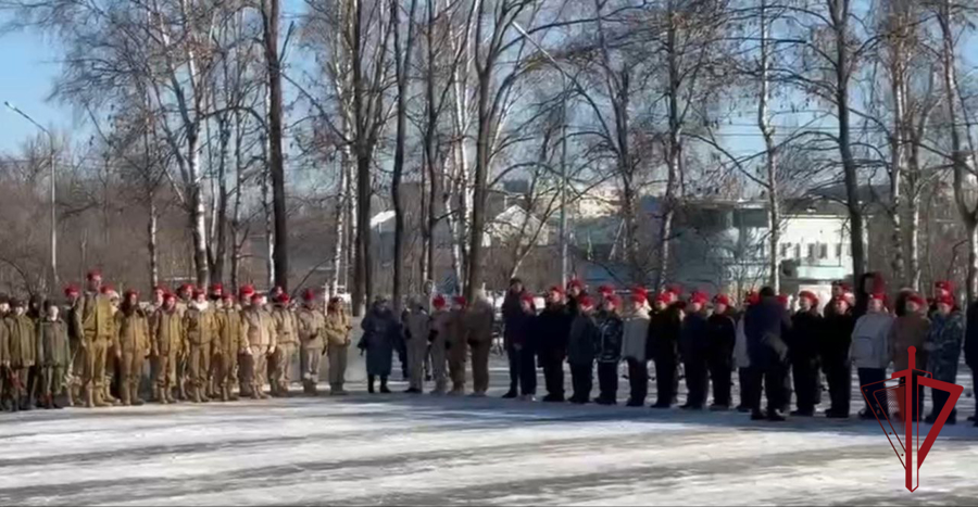 В Приморье в День неизвестного солдата кадеты Росгвардии возложили цветы к мемориалу