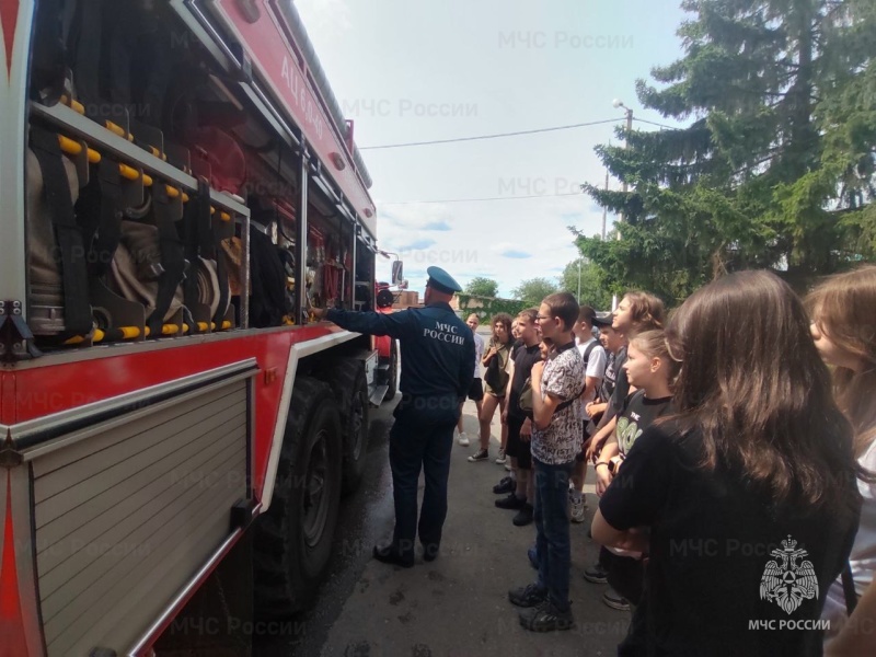 Ребята из пришкольного лагеря познакомились с работой пожарных