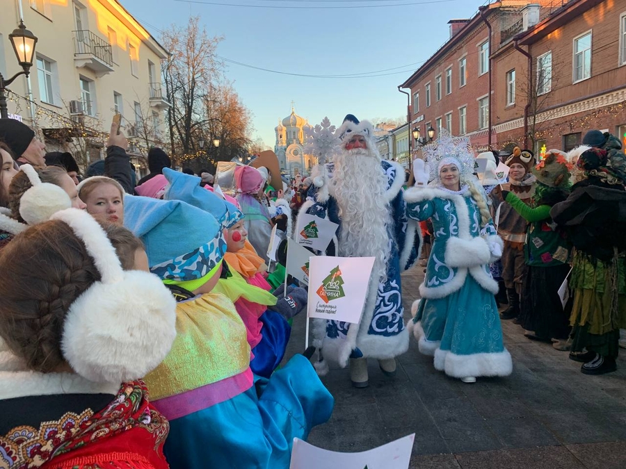 Дедушки Морозы открыли каток в Гатчине