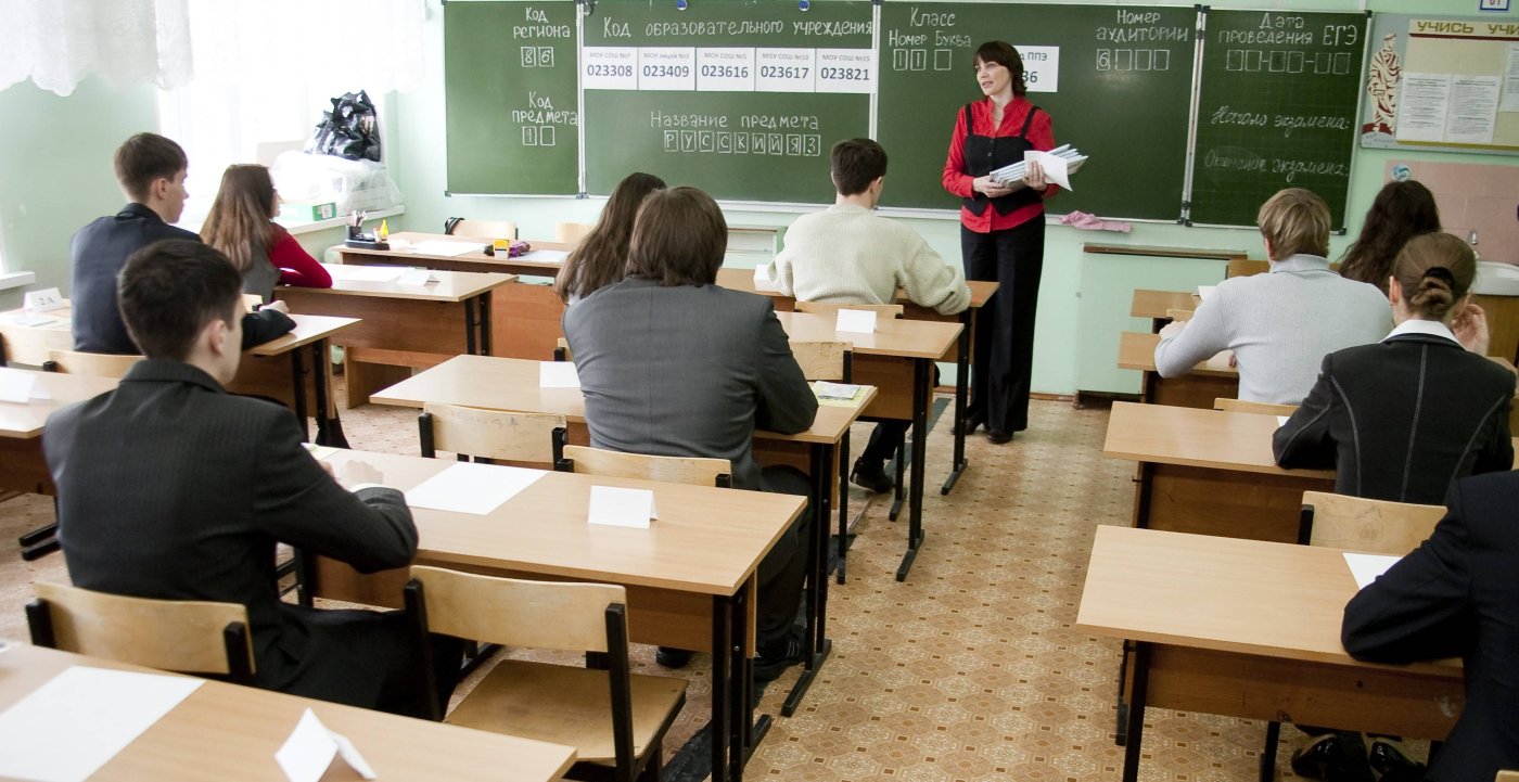 Единый государственный экзамен. Школа егэ на 5. Школьники на егэ. Дагестан егэ 100 баллов. Школьники на егэ.