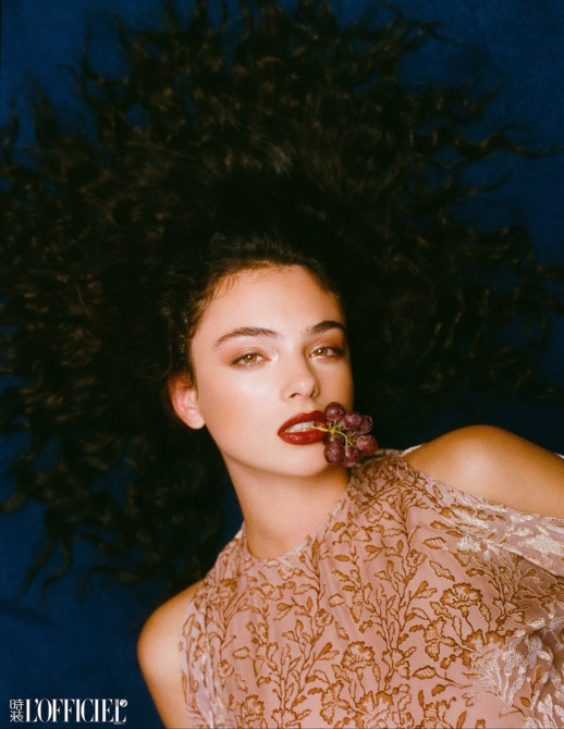 Дева Кассель в журнале L’Officiel, октябрь 2025