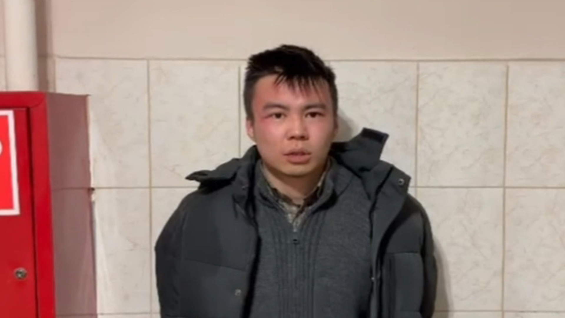 мужчина смотрит на часы. Man checking time. мужчина смотрит на часы. измена партнера. зарубежный тайм менеджмент.