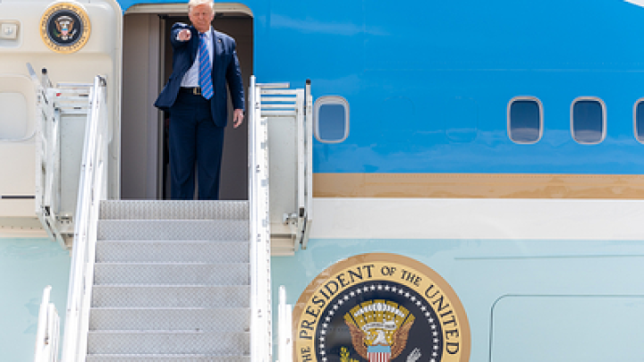 Трамп лично попросил президента Израиля помиловать Нетаньяху за взятки в виде сигар и шампанского