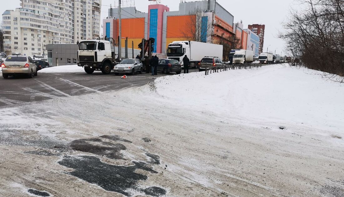 ДТП стройка на окружной. Окружная дорога. Новости автодорога. Пробка у глобуса Ярославль Машиностроителей.