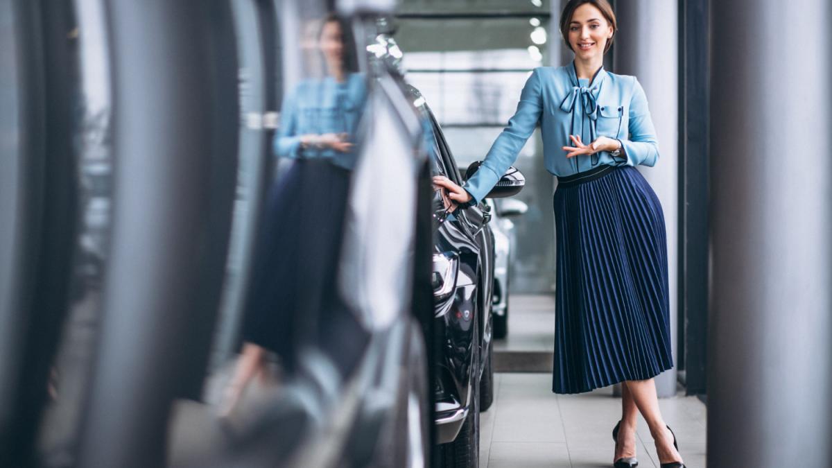 Женщина принимает решение купить автомобиль