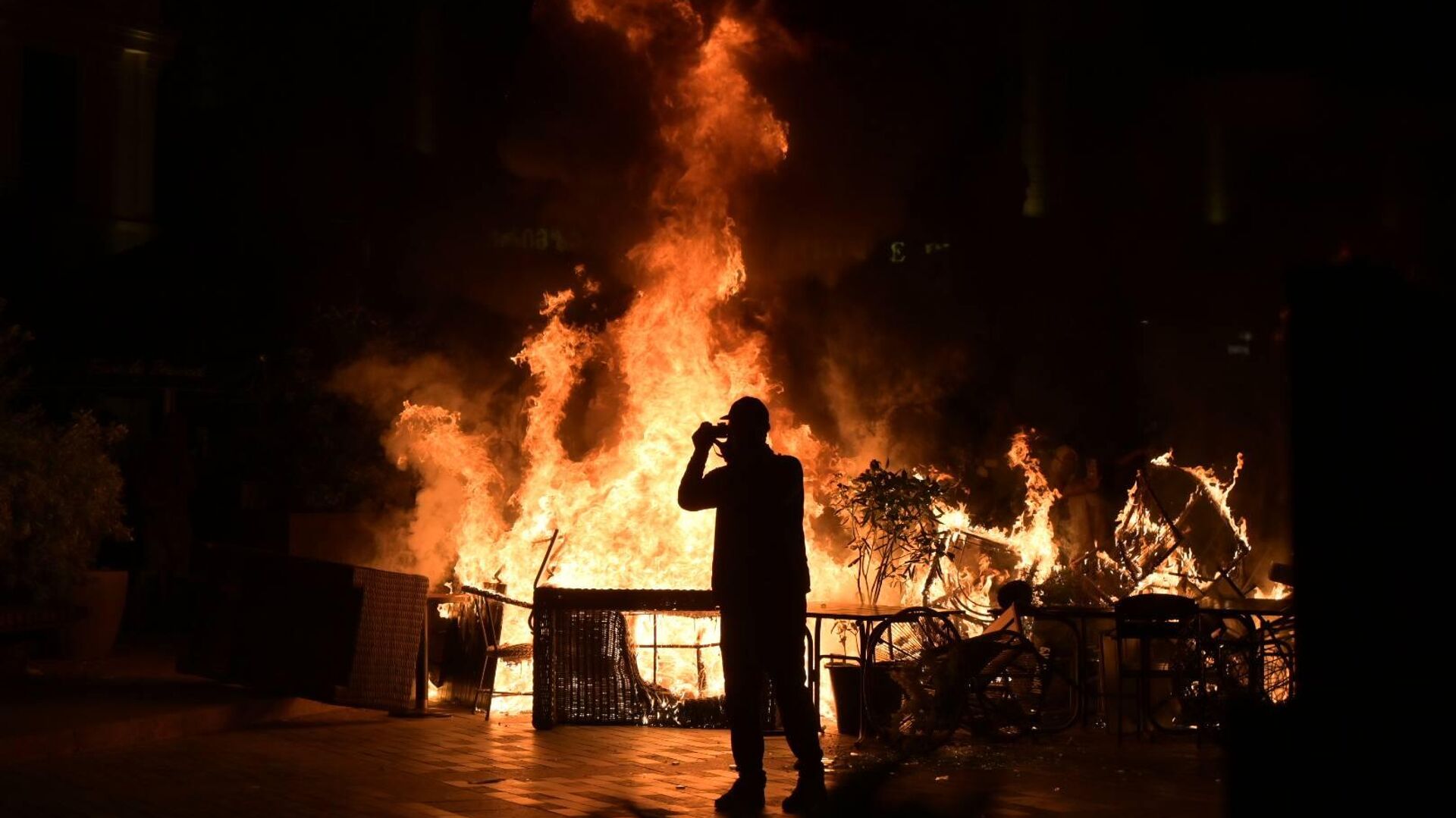 Поджоги. Митинг объединенной оппозиции у администрации президента Грузии 4 октября 2025 года - Sputnik Грузия, 1920, 08.10.2025