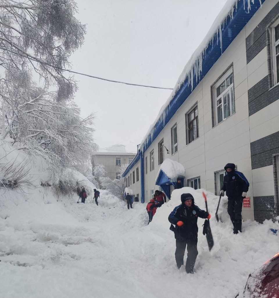 Не выдерживает никакой критики преступное бездействие управляющих организаций, которые своевременно не убирают снег и наледь с крыш и козырьков домов!..
