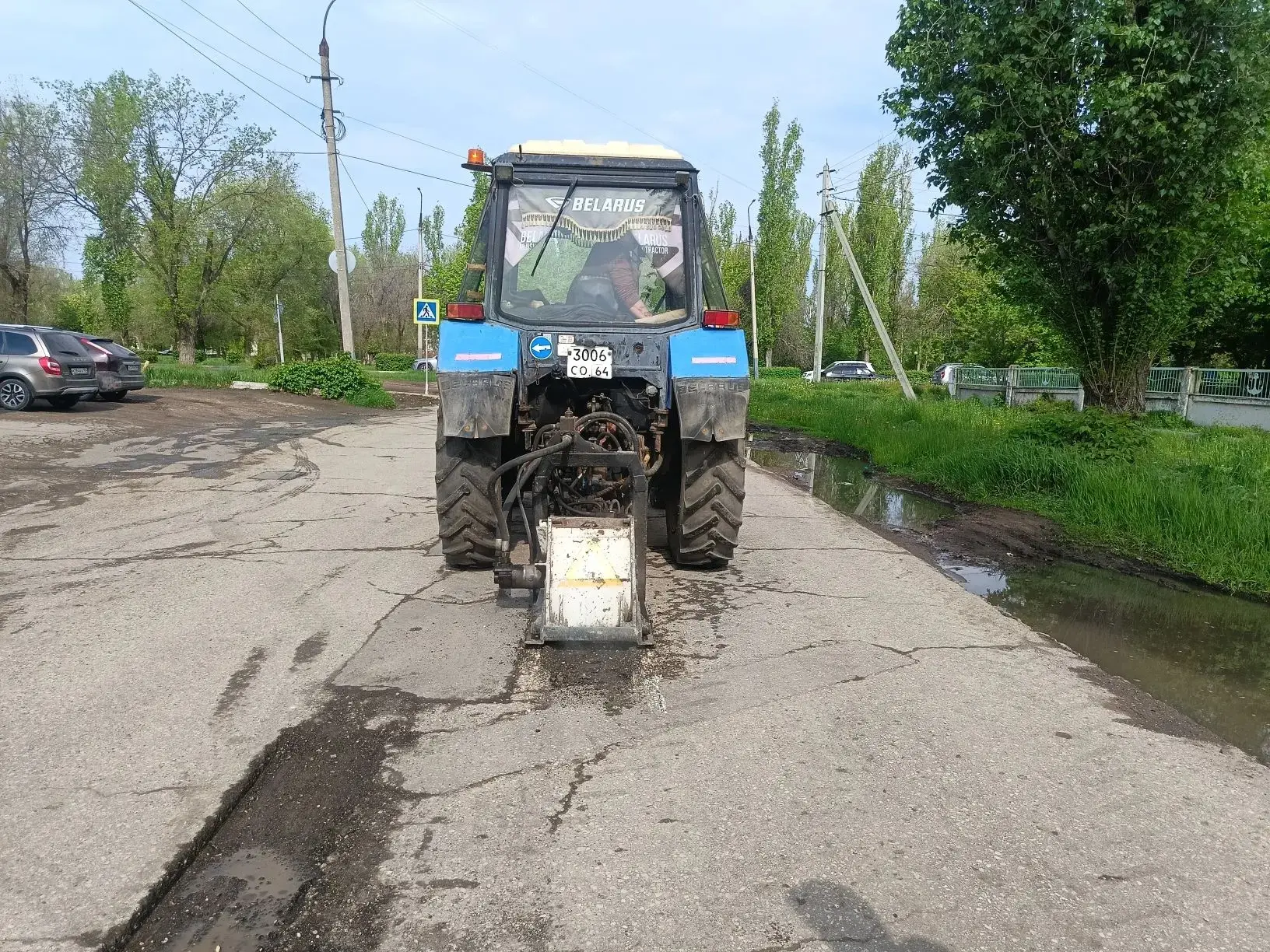 В Балаково приступили к мойке бордюров