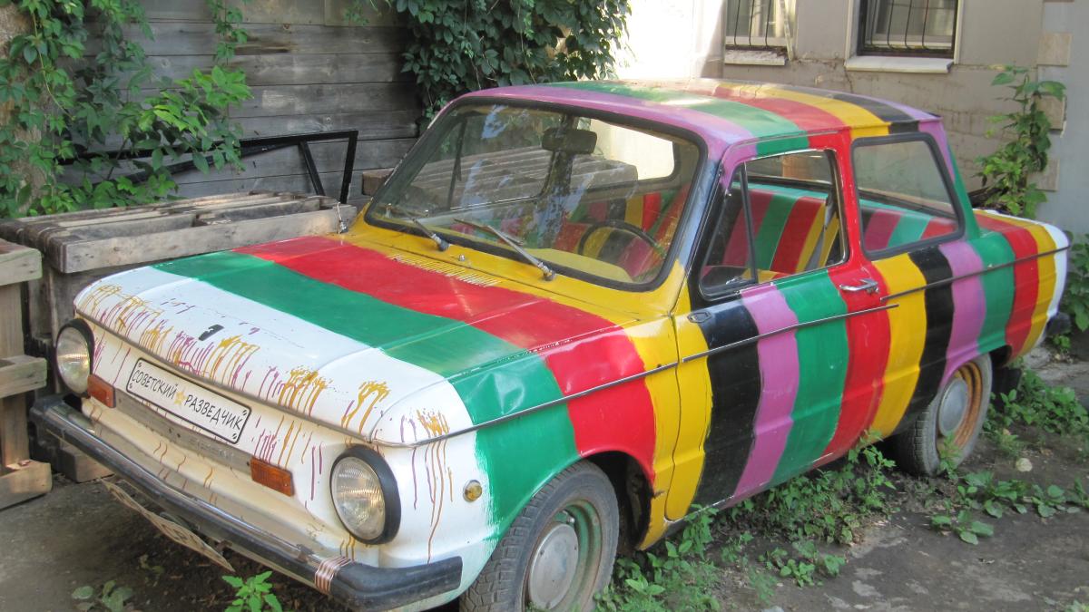 Автомобиль Запорожец в полоску
