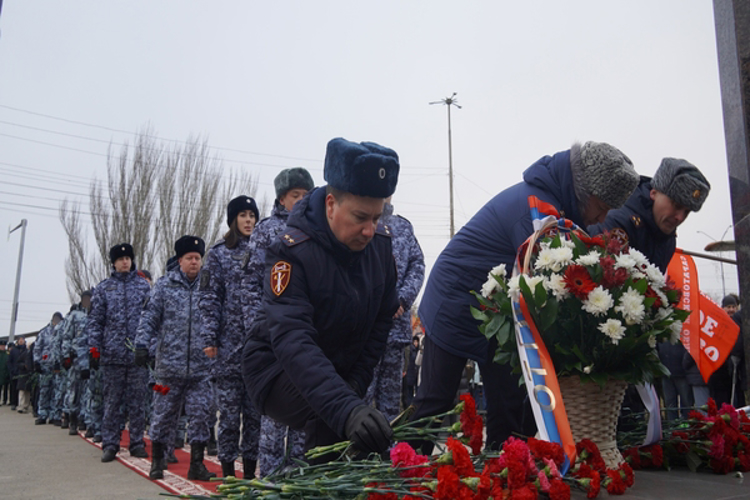 Военнослужащие и сотрудники Росгвардии приняли участие в открытии памятника «Героям Донбасса» в Саратове