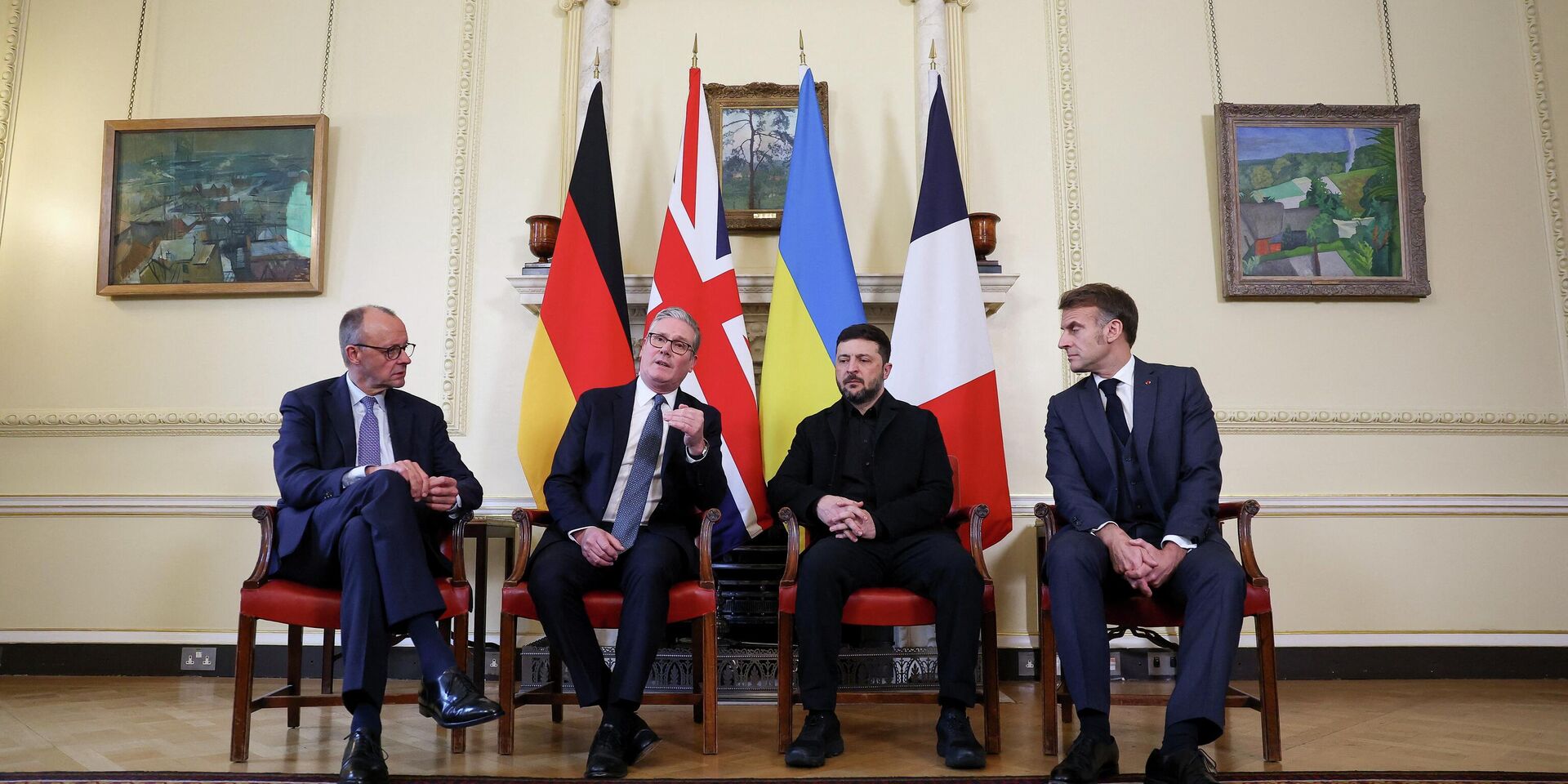 Канцлер Германии Фридрих Мерц, премьер-министр Великобритании Кир Стармер, Владимир Зеленский и президент Франции Эммануэль Макрон в Лондоне, 8 декабря 2025 года - ИноСМИ, 1920, 08.12.2025